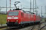 DB Lok 185 127-8 und 185 125-2 am Güterbahnhof in Muttenz.