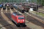 185 211-0 hat ihren Zug soeben in der Einfahrgruppe des Rangierbahnhofs München Nord abgestellt und macht sich auf den Weg ins BW, 07.06.2014