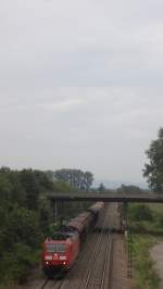 185 096 durchfährt mit einem Güterzug Orschweier in Richtung Norden, August 2014.