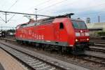 Die 185 090-8 vor dem Anspannen an einen Güterzug im Singener Bahnhof am 3.6.2014