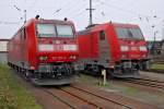 185 157-5 der DB AG und 185 403-3 der DB Schenker Rail Deutschland and Green Cargo AB am Bf Singen(Htw).Bild von öffentlichem DB Parkplatz,Seite Nord vom 30.10.2014