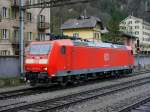 DB - Lok 185 137-7 am Warten im Bahnhof Erstfeld am 27.02.2015