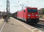 Bahnhof Ansbach am 31. Juli 2015, Durchfahrt von 185 211-0 mit einem Güterzug auf Gleis 4 in Richtung Nürnberg