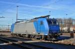 Lok 185 525-3 wartet beim Güterbahnhof Muttenz auf den nächsten Einsatz. Die Aufnahme stammt vom 07.12.2015.