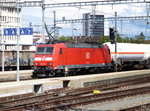 DB - Schnappschuss der 185 130-2 mit Güterzug bei der durchfahrt im Bahnhof Biel am 13.07.2016