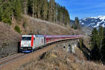 185 665 mit einem Turnuszug am 15.02.2014 bei Bad Hofgastein. 