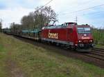 Emons 185 513-9 (NVR: 91 80 6185 513-9 D-EBT)am 05.04.2017 Ahlten mit leeren Autotransportwagen Ri Osten passierend...