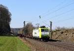 Captrain Deutschland 185 550 zieht mit Brammen beladene Wagen am 28.03.17 zwischen Bohmte und Ostercappeln in Richtung Bremen.