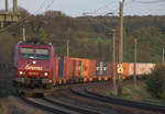 185 510-9 mit einem Containerzug in der Oberauer Kurve. 24.04.2016 19:36 Uhr.