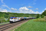 185 589 mit einem Kesselzug am 15.05.2017 bei Sandbach.