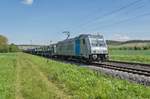 185 304-3 von RTB-Cargo ist am 10.05.2017 mit einen leeren Autozug bei Retzbach-Zellingen in Richtungen Süden unterwegs.
