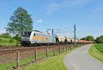 Die an HSL Logistik vermietete Railpool 185 687 schleppt einen Schüttgutwagenzug am 17.05.17 bei Langwedel in Richtung Bremen.
