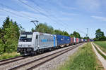 Die 185 672-3 fährt in Langenisarhofen mit einem Containerzug vorbei.Bild vom 9.6.2017