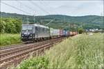 185 547-7 von HHLA ist mit einen Containerzug bei Reilos am 08.06.2017 zu sehen.