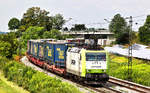 Die Captrain 185 549-3 fährt in Langenisarhofen mit einem KLV Zug vorüber.Bild 14.7.2017