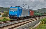 185 523-8 ist am 07.09.2017 mit einen Containerzug bei Gambach unterwegs.