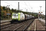 Captrain 185CL005 fährt hier am 13.10.2017 um 9.42 Uhr mit einem Kohlezug in Richtung Ruhrgebiet durch den Bahnhof Brackwede.