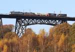 6.11.17 Herbst am Nord-Ostsee-Kanal: TXL 185 407-4 zieht Hectorrail 241.008 und KLV-Zug über die Rendsburger Hochbrücke richtung Süden.