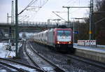 185 592-3  von der HSL Logistik GmbH, (BRLL - Beacon Rail Leasing )  kommt aus Richtung Aachen-Hbf-Aachen-Rothe-Erde,Eilendorf mit einem Zuckerleerzug aus Antwerpen-Lillo(B) nach Wabern(D) und fährt durch den Stolberger-Hbf in Richtung Eschweiler,Langerwehe,Düren,Merzenich,Buir,Horrem,Kerpen-Köln-Ehrenfeld,Köln-West,Köln-Süd.
Aufgenommen vom Bahnsteig in Stolberg-Hbf.
Am Kalten Nachmittag vom 10.12.2017. 