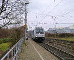 185 677-2 von Railpool kommt als Lokzug aus Herzogenrath nach Aachen-West und fährt die Kohlscheider-Rampe hoch aus Richtung Herzogenrath und fährt durch Kohlscheid in Richtung Richterich,Laurensberg,Aachen-West. 
Aufgenommen von Bahnsteig 2 in Kohlscheid.
Bei Regenwetter am Nachmittag vom 22.3.2018.