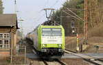 Captrain 185 543 passiert mit Flüssiggas-Kesselwagen den Bahnhof Fangschleuse.