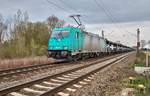 185 611-1 zu sehen mit einen Autozug am 11.04.2018 bei Friedland.