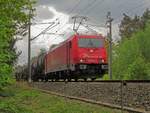 185 603-8 der RheinCargo mit einem Kesselwagenzug bei Emsbüren. Aufgenommen am 28.04.18