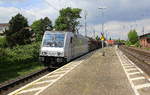 185 689-7 von Railpool kommt mit einem Güterzug aus Bremerhaven(D) nach Neunkirchen(Saar)(D) und kommt aus Richtung Köln und fährt durch Roisdorf bei Bornheim in Richtung Bonn,Koblenz. Aufgenommen vom Bahnsteig in Roisdorf bei Bornheim. 
Bei schönem Sonnenschein und Wolken am Nachmittag vom 1.5.2018.  