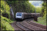 Im Einschnitt zwischen Konz und Kanzem legt sich die Railpool 185689 mit ihrem Güterzug in die Kurve. Der Zug ist hier am 1.5.2018 um 15.58 Uhr unterwegs.