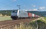 185 417-5 ist am 20.06.2018 mit einen Aufliegerzug in Richtung Süden unterwegs,bei Reilos.