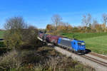 185 510 mit einem Güterzug am 31.10.2018 bei Langenisarhofen. 