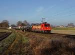 Die 185 586 mit einem Kesselzug am 28.12.2018 unterwegs bei Dörfl.