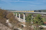 185 573 von RTB Cargo mit einem ARS Altmann Autotransportzug bei Emskirchen Richtung Nürnberg, 30.03.2019