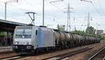 Rpool  185 673-1  [NVR-Nummer: 91 80 6185 673-1 D-Rpool] mit Kesselwagenzug (Schwefel geschmolzen) am 15.08.19 Durchfahrt Bahnhof Flughafen Berlin Schönefeld.