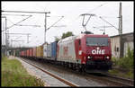 OHE 185534 fährt hier am 13.8.2005 mit einem Container Zug in Richtung Norden durch den Bahnhof Linsburg.