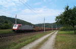 185 590-7 mit einem leeren Autozug Richtung Linz bei Wernstein am Inn, 30.08.2019.