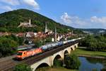 Neben DB Cargo trennt sich inzwischen auch die SBB Cargo von einigen ihrer Traxx-Maschinen. 482 049 wurde bereits Anfang diesen Jahres an die Hamburger Rail Service GmbH & Co. KG veräußert. Beim neuen Eigentümer erhielt die Lok eine orangene Folierung, der am Rahmen noch erkennbare untere Bogen des  G  von SBB Cargo verrät allerdings noch den ursprünglichen Besteller der Maschine. Am 30. August konnte ich die auf den Namen Mikail getaufte Lok mit einem Kesselwagenzug auf der Saalebrücke bei Gemünden am Main fotografieren. Es handelte sich hierbei um einen DGS 69094 nach Höchst. 