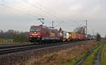 185 632 der Emons führte am 02.12.19 einen Containerzug durch Jeßnitz Richtung Bitterfeld.