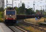 BRLL / HSL 185 597-2 mit dem Leergipser spätabends am 04.08.2018 durch Anklam.