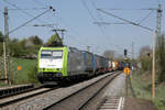 Captrain 185 533-7 durchfährt mit ihrer Fuhre den Haltepunkt Deuerling in Richtung Regensburg, 20.04.2018