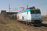Lokomotive 185 549-3 am 25.03.2020 auf der Hochfelder Eisenbahnbrücke in Duisburg.