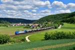 185 535 mit einem Kesselzug am 27.05.2020 bei Breitenfurt.