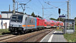 Da staunte ich nicht schlecht:
185 691-3 der Railpool GmbH, vermietet an die HSL Logistik GmbH (HSL), untervermietet an die Wedler Franz Logistik GmbH & Co. KG (WFL), durchfährt mit 14 Doppelstock- und n-Wagen sowie drei weiteren Loks (112 131-8, 185 677-2 und 185 689-7) den Hp Zscherben auf der Bahnstrecke Halle–Hann. Münden (KBS 590) Richtung Teutschenthal.
Spätere Recherchen ergaben, dass diese bunt zusammengewürfelte Fahrzeugschlange für den am 14.6. startenden Ersatzverkehr der Abellio Rail Baden-Württemberg GmbH zunächst von Wustermark nach Erfurt überführt wurde. Aufgrund der Streckensperrung zwischen Weimar und Apolda erfolgte die Fahrt über meine  Hausstrecke .
Das eingereihte Lok- und Wagenmaterial möchte ich in den kommenden zwei Tagen im Detail vorstellen.
[1.6.2020 | 15:42 Uhr]