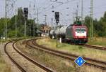 HSL Folie ab / BRLL 185 599-8 mit Kesselwaggons für Anklam- Einfahrt von Rostock kommend auf 3 am 10.08.2020. Ich stehe am Ende vom Bahnsteig an Gleis 2. 