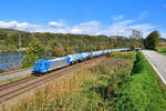 185 530 mit einem Kesselzug am 19.10.2020 bei Sandbach.