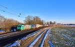 185 613 mit einem KLV am 14.02.2021 bei Langenisarhofen.