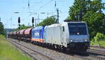 Raildox GmbH & Co. KG, Erfurt [D] mit  185 695-4  [NVR-Nummer: 91 80 6185 695-4 D-Rpool] mit  76 110-0  [NVR-Nummer: 92 88 0076 110-0 B-RDX] und Ganzzug Schüttgutwagen mit Schwenkdach am Haken am 31.05.21 Durchfahrt Bf. Saarmund.