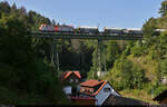 185 641-8  Blankenburg  und 185 640-0  Rübeland  hatten den täglichen Kalkzug von den Buna-Werken in Blankenburg Nord übernommen und befördern ihn auf dem Kreuztalviadukt in