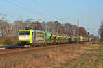 Captrain´s 185 548 schleppte am Abend des 20.03.22 einen Ganzzug zweiachsiger Schüttgutwagen durch Jütrichau Richtung Magdeburg und hielt dabei nach neuem Personal Ausschau.