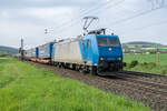 185 526-1 mit einem Aufliegerzug am 04.05.2022 bei Reilos.